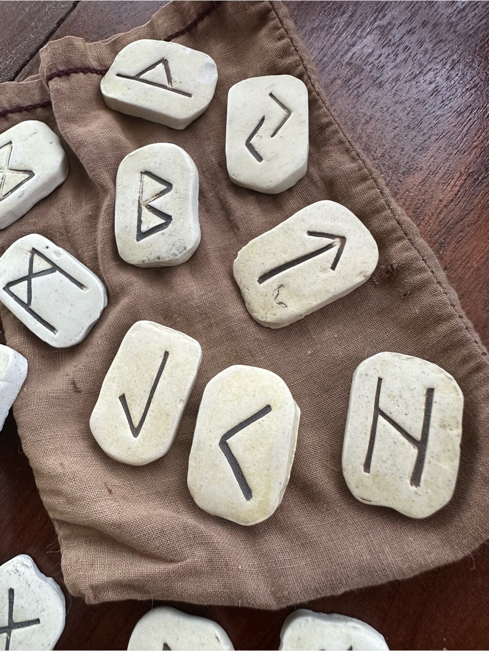 Set of Runes Stones - Picture 4 of 6